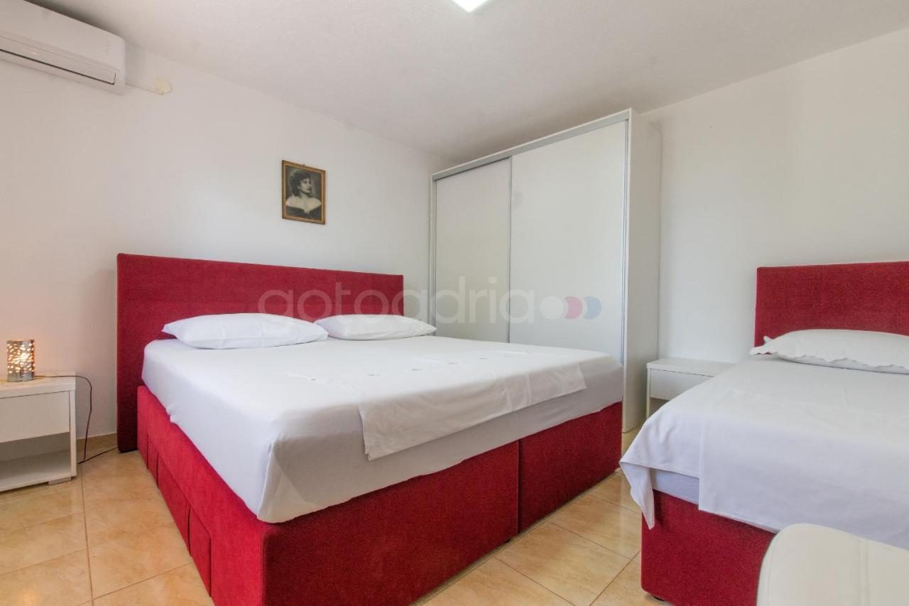 Near The Beach Apartments Jagodia Brela Εξωτερικό φωτογραφία