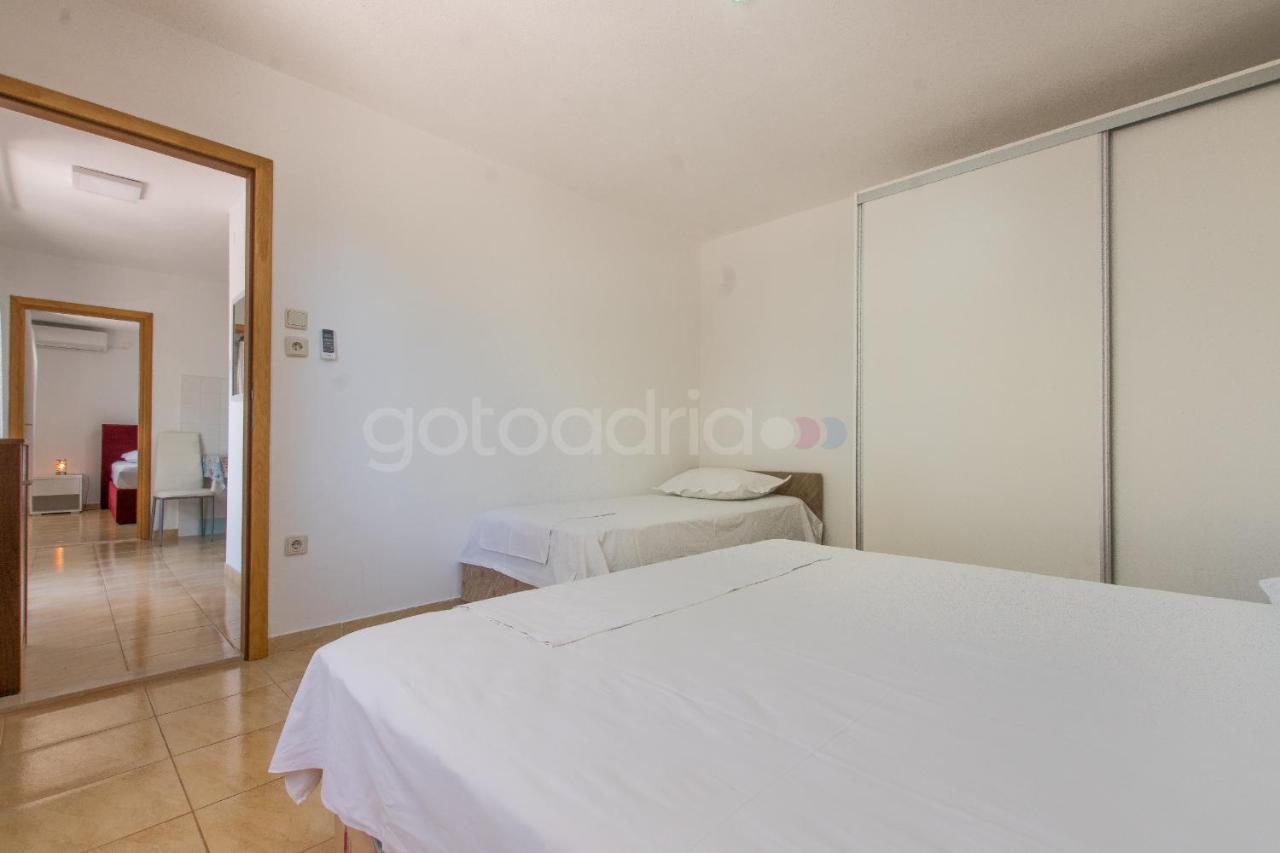 Near The Beach Apartments Jagodia Brela Εξωτερικό φωτογραφία